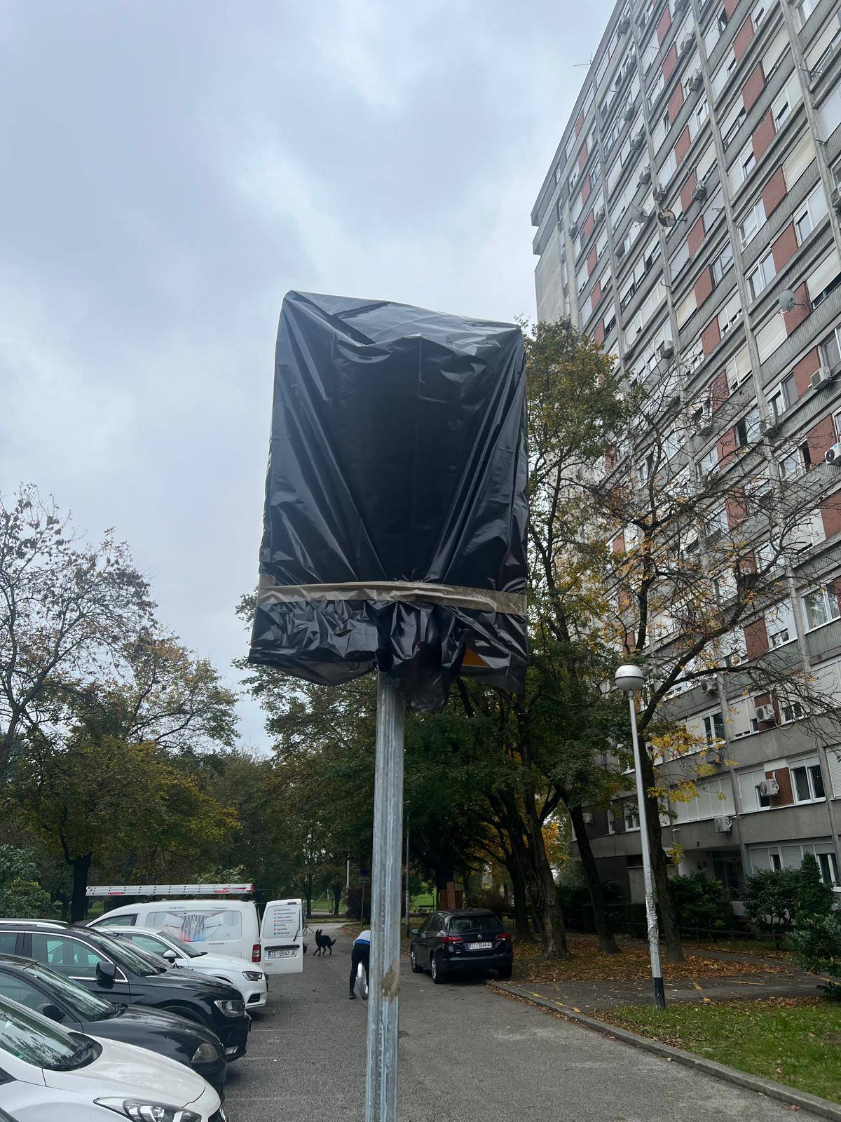 FOTO Građane iznenadile crne vreće preko tabli. Zagreb uvodi blokove i nova pravila parkinga