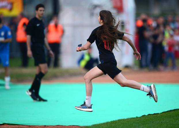 Bjelovar: Prava ljubav - oboÅ¾avateljica uletjela na teren kako bi se fotografirala s ModriÄem