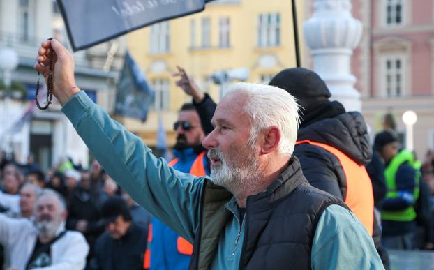 Zagreb: Molitelji krunice na Trgu bana Jelačića
