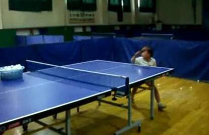 Šestogodišnja djevojčica igra ping pong do besvjesti