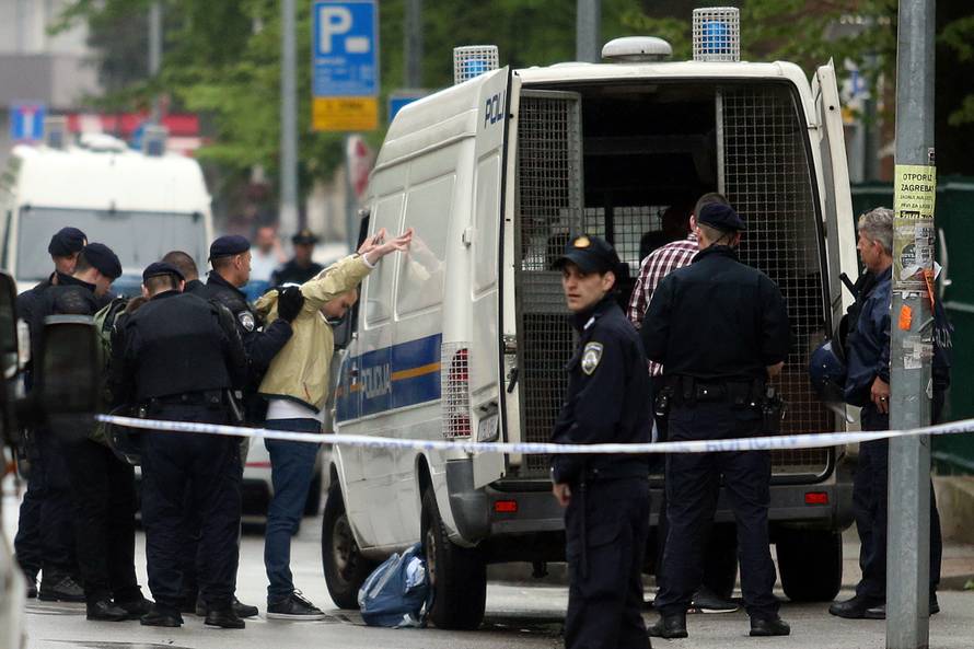 Našli Delije: Sjeli se u kafiće i pečenjaru, a policija ih odvodi