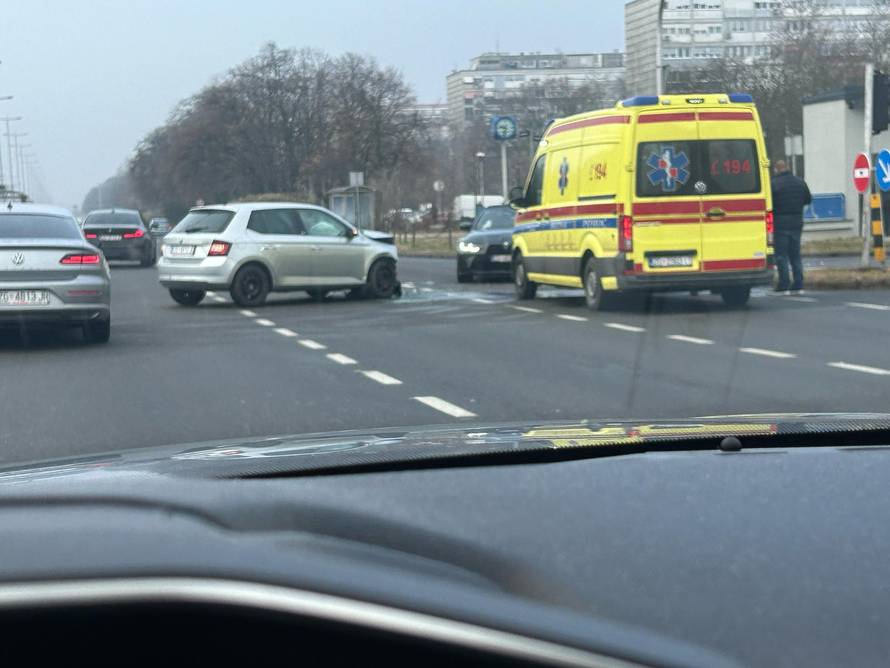 FOTO Krš i lom u Zagrebu: Dvoje ozlijeđeno u prometnoj nesreći