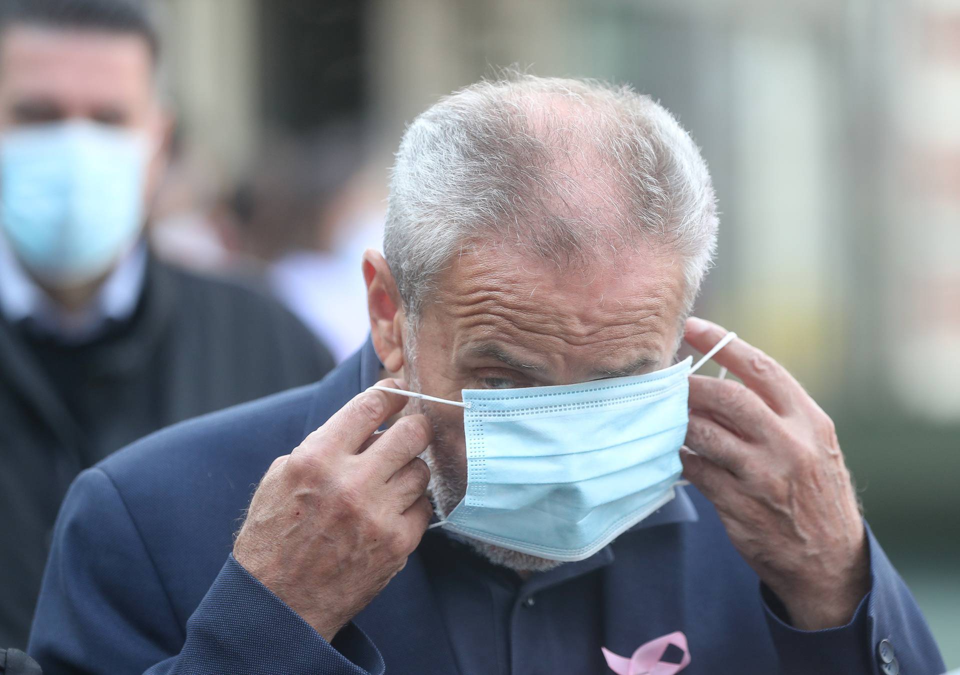 Zagreb: Gradonačelnik Bandić uložio velik trud da ispravno stavi zaštitnu masku