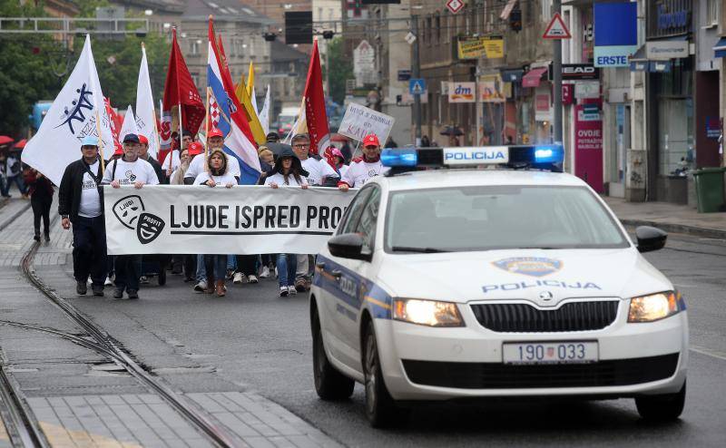 Prosvjed u Maksimiru: 'S faksa na burzu - s posla na groblje'