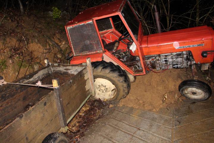 Zemlja je zatrpala traktor kraj Požege, vozač se jedva spasio