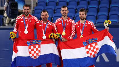 Tennis - Men's Doubles - Medal Ceremony