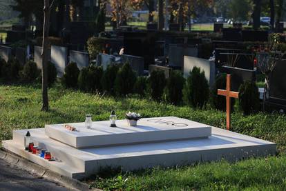 FOTO Pogledajte Ćirin grob od bračkog kamena i njegovu poruku s onoga svijeta