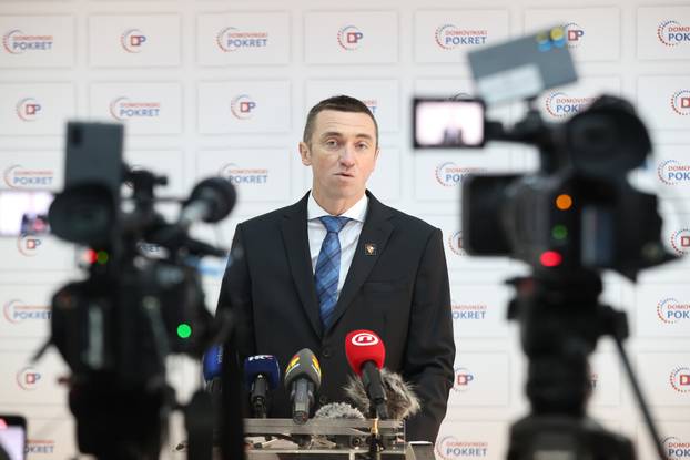 Vukovar: Ivan Penava odr&zcaron;ao je konferenciju za medije povodom odluke Ustavnog suda i rje&scaron;enja Op&cacute;inskog suda u slu&ccaron;aju Darka Paji&ccaron;i&cacute;a