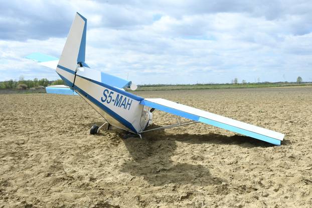 Srušio se mali avion kod Siska, pilot prošao bez ozljeda