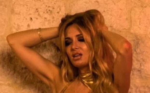 FOTO Oduševljava gdje god dođe: Lille pokazala svoje duge noge u minici na nastupu...