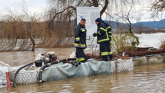 U Hrvatskoj Kostajnici sjednica Stožera civilne zaštite: 'Stanje na terenu je vrlo ozbiljno'