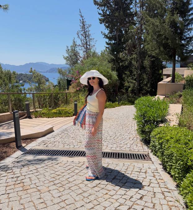 FOTO Ljubav iz školskih klupa: Gospođa Perišić slavi rođendan, a Ivanu je najveća podrška...