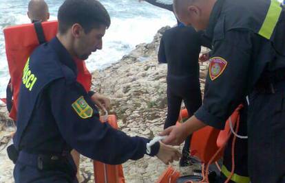Spasili 14 kupača od petmetarskih valova 