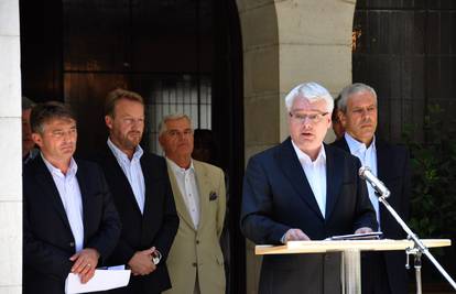 Josipović: Premijerka i Vlada čitaju Ustav "kako ne treba"