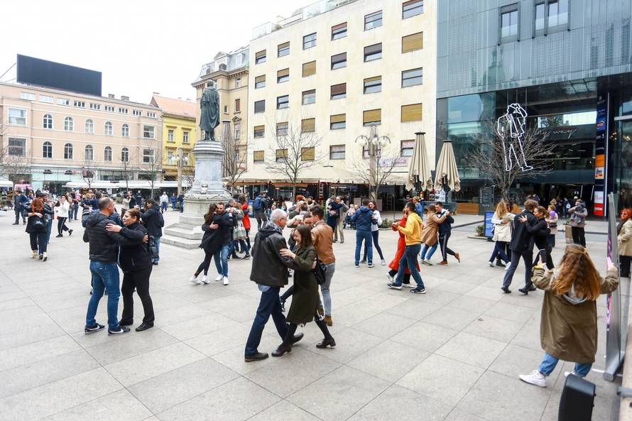 Zagreb: Tango flash mob iznenadio graÄane na Cvjetnom trgu