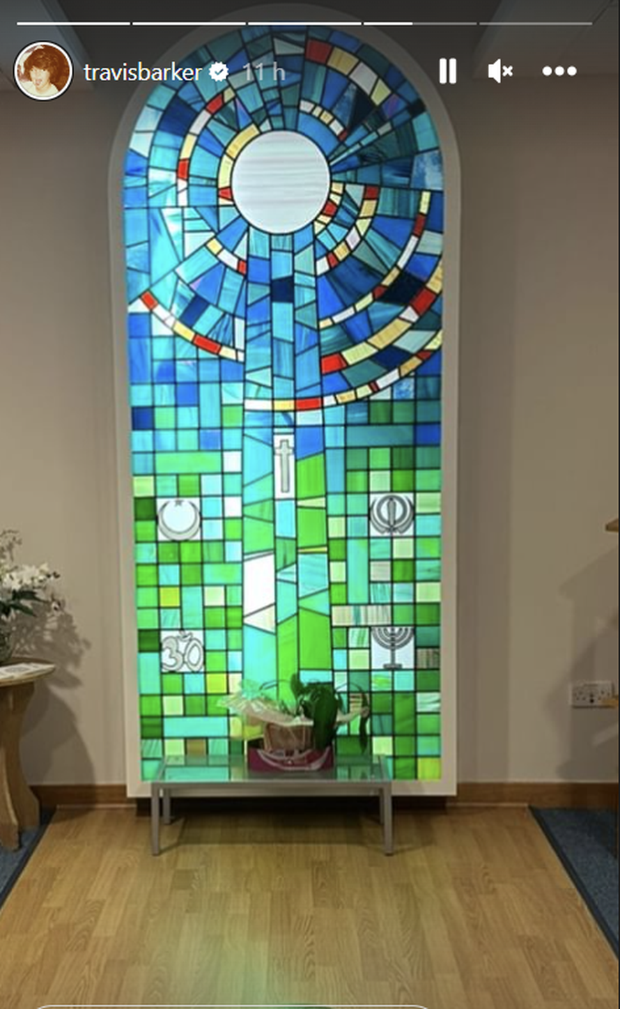 Suprug Kourtney Kardashian je odletio kući zbog hitne situacije u obitelji: Odgodio i turneju