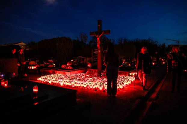 Zagreb: Trepet svijeća u sumrak na groblju Stenjevec na blagdan Svih svetih