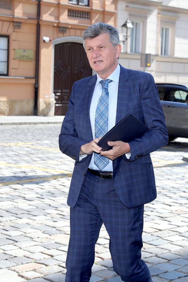 Ministri i dr&Aring;&frac34;avni tajnici dolaze u Banske dvore na sjednicu u&Aring;&frac34;eg kabineta Vlade