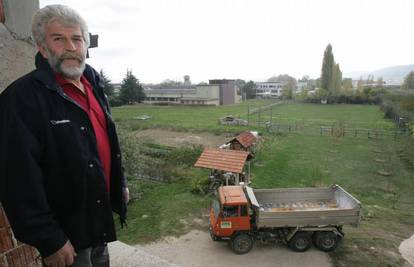 Obitelj Gaurina je legla pod bagere zbog svog zemljišta