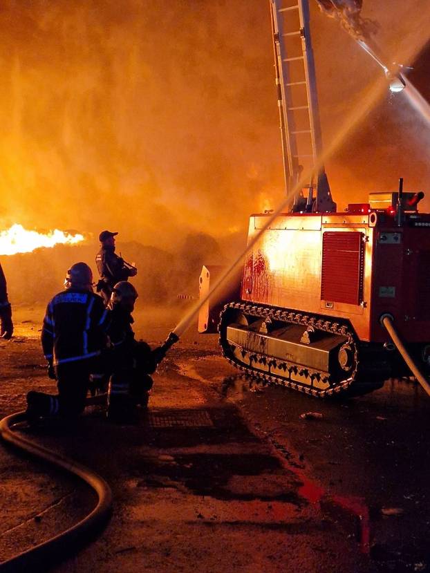FOTO U srcu požara! Herojski napori vatrogasaca da ugase požar koji diže opasan oblak