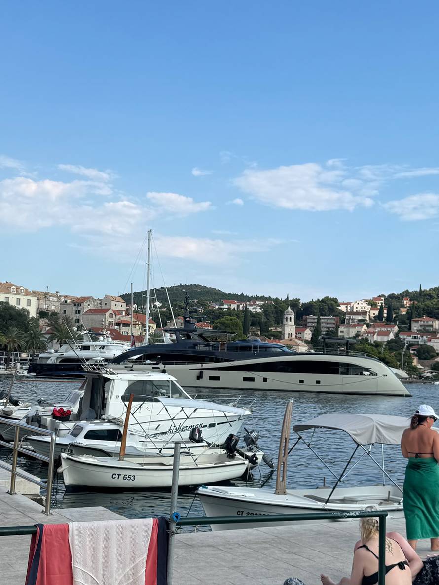 FOTO Luksuzna jahta oduševila Cavtat: 'Svi su je fotkali. Rijetko je se može vidjeti. Famozno'