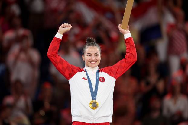 Barbara Matić na pobjedničkom postolju tijekom dodjele medalja u judu na Olimpijskim igrama u Parizu