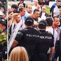 Uhitili gradonačelnika Budve, na ulicama prosvjednici, bacaju petarde i viču: 'Ustaše, Ustaše'