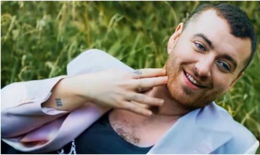 Sam Smith je  pozirao u uskom korzetu i neobičnoj kombinaciji: 'Ovo nitko ne bi trebao vidjeti!'