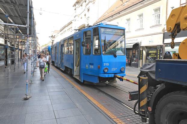 Zagreb: U Ilici se pokvario tramvaj te su ga ljudi morali gurati