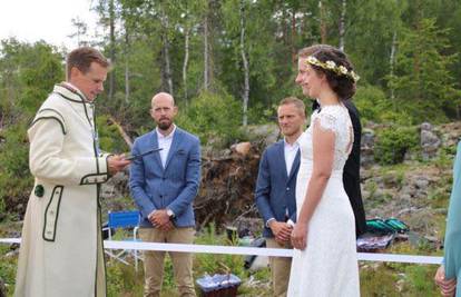 Šveđanin i Norvežanka vjenčali se na granici, svatko na svojoj zemlji odvojeni bijelom vrpcom