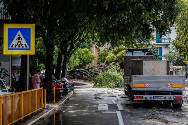 Nevrijeme poharalo Split, vatrogasci imaju pune ruke posla