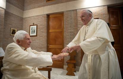 Papa Franjo: Naš bivši papa Benedikt jako je bolestan, molimo se za njegovo zdravlje