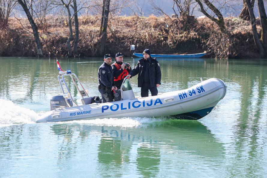 24sata Hrvatska Kostajnica: Policajci koji su prvi pronašli migrante koji su spašeni iz rijeke Une