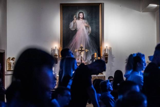 Split: U crkvi Srca Isusova održano je klanjanje za mlade kao odgovor na Noć vještica