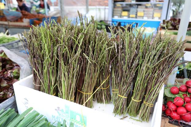 Rijeka: Na tržnicu stigle prve ovogodišnje divlje šparoge