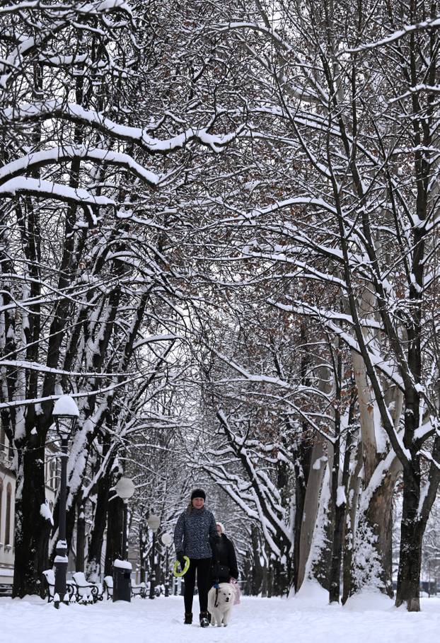 Zagreb: Snijeg zabijelio grad