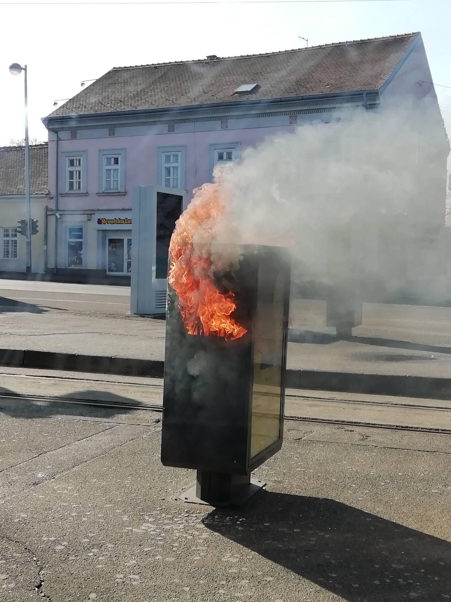 'Bilo je sve puno dima': Gorio je koš za smeće na Črnomercu