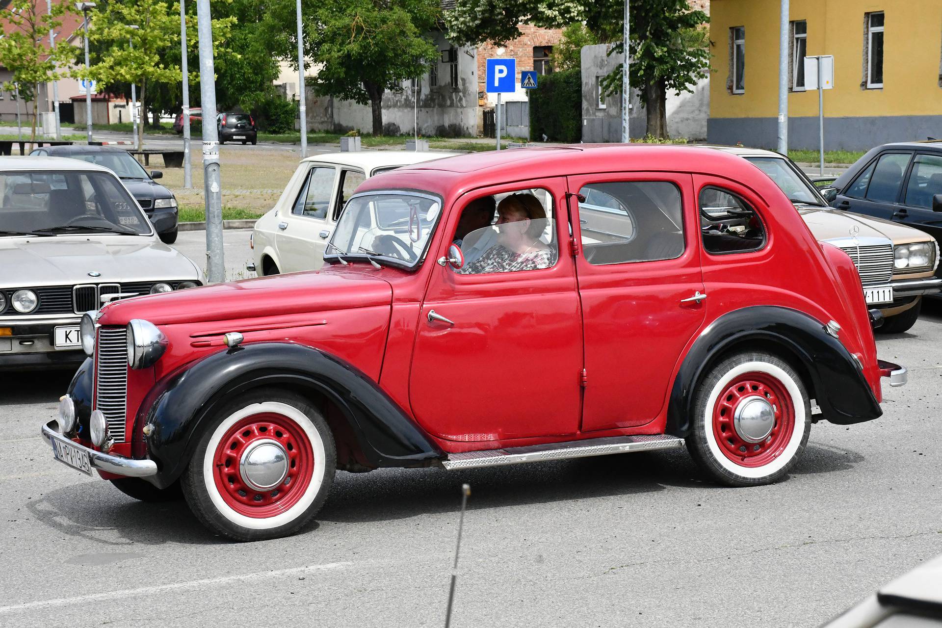 Oldtajmeraši se okupili u Brodu i dovezli svoje limene ljubimce