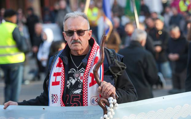 Zagreb: Molitelji krunice na Trgu bana Jelačića