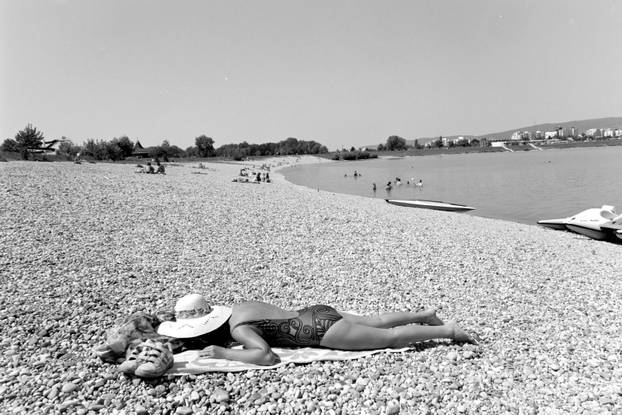 Zagreb: Kako se ljeto bliži kraju, broj kupača na jezeru Jarun sve je manji, 21.8.1994.