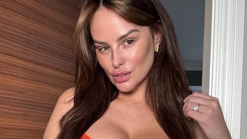 Manekenka je smanjila grudi pa sada pokazuje novo poprsje: Na sebi ima samo gaćice i grudnjak