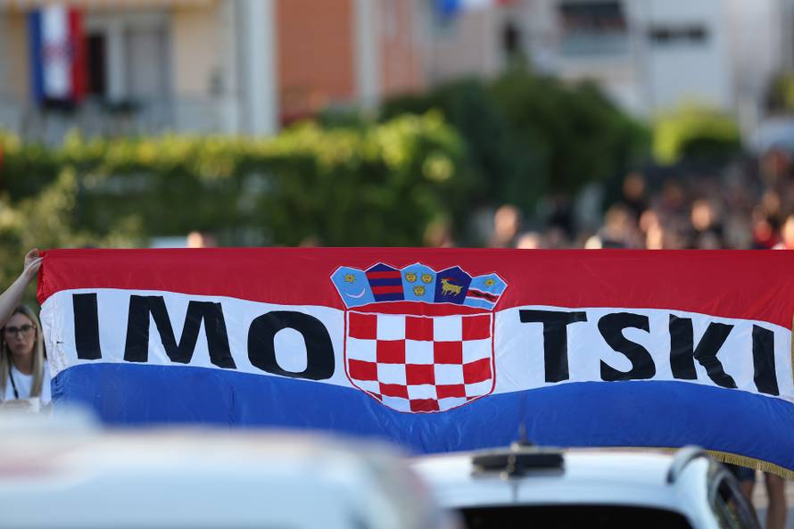 Sinj: Posjetitelji dolaze na hipodrom uoči početka Thompsonovog koncerta