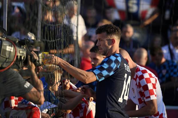 Međusobni okršaj zvijezda Vatrenih u uličnom nogometu održan je u Zagrebu