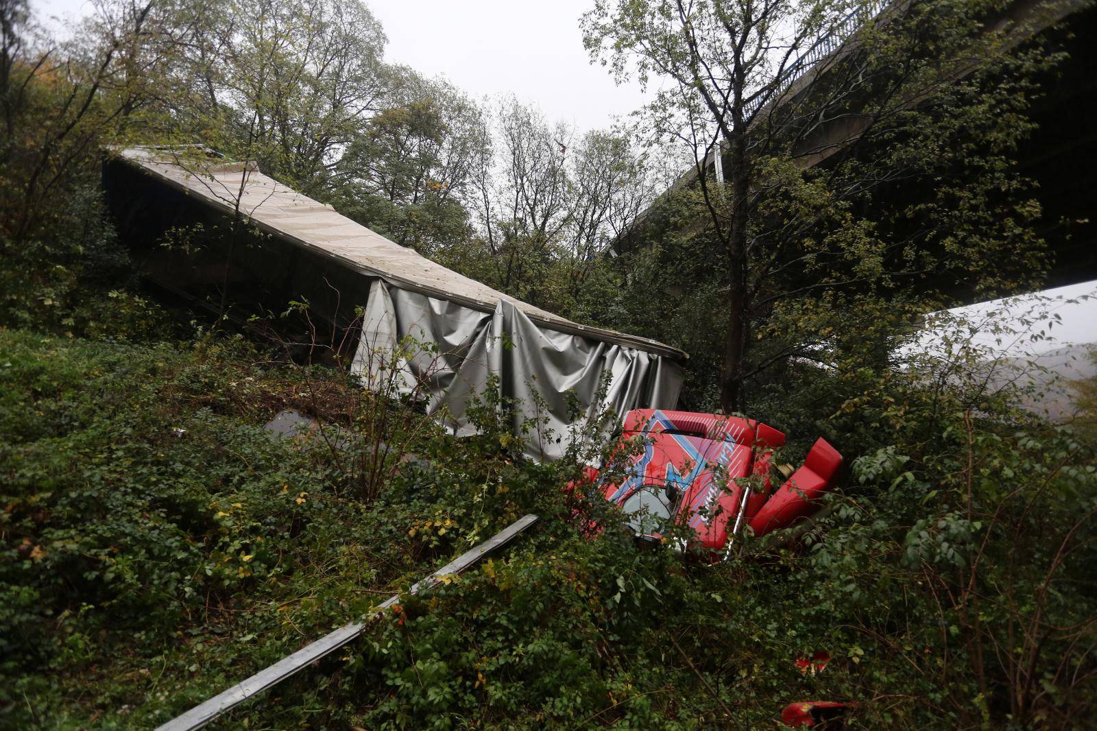 Kamion sletio s vijadukta Svilno, vozač preživio