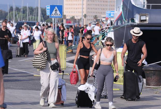 Split: Velik broj putnika odlazi katamaranima na otoke
