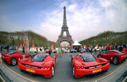 Šezdeset skupih Ferrarija zasjenilo i Eiffelov toranj