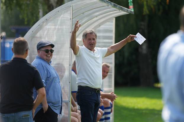 FOTO Legende Dinama ponovno u kopačkama: Boban, Zajec, Marić... zaigrali na izborni dan!