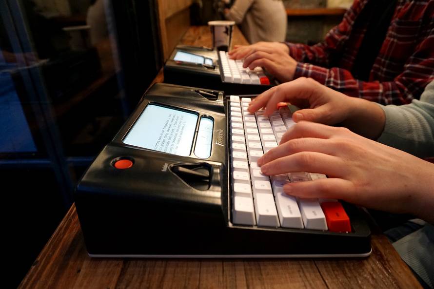 Uz prvi pametni pisaći stroj neće vas ometati ništa s weba