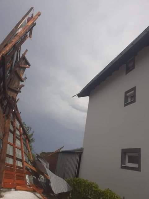 Tuča obitelji uništila kuće: 'Tata je ostao bez krova, a baki se srušio zid dugačak 30 metara'