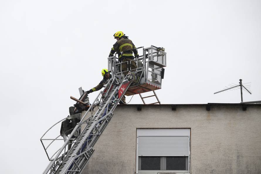 Zagreb: Krov kuće oštećen u nevremenu na Ljubljanici, vatrogasci saniraju štetu